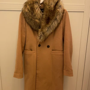 Kavaj  - Kavaj från Vero Moda. Jag har lagt till pälsen men du får det på köpet! Går att ta bort fuskpälsen om man önskar det.