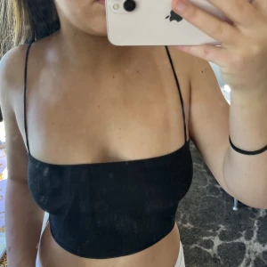 Svart linne  - Jättesnygg och bekväm, tunna band vilket är väldigt snyggt 