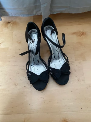 Klacke skor  - Använda skor med ca 7 cm klack, i storlek 40