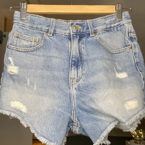 Blå jeans shorts - Fina blå jeans shorts från Zara (barn). De är i storlek 164/13-14 år men de sitter inte så bra på mig som har storlek XXS-XS så jag skulle säga att de passar XS-S men det är ju olika från person till person! De har inga tecken på användning. 60kr+frakt!💕
