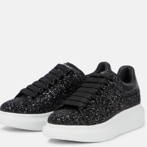 Alexander McQueen Sneakers - Alexander McQueen glittriga sneakers i superbra skick! Endast lite märken på den vita sulan som går att få bort. Kommer med extra skosnören. Självklart äkta! Nypris 500€. 