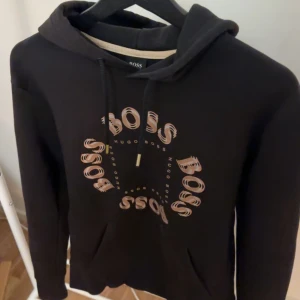 Hugo boss hoodie - En snygg Hugo boss hoodie som inte används längre , Storlek S men passar M.