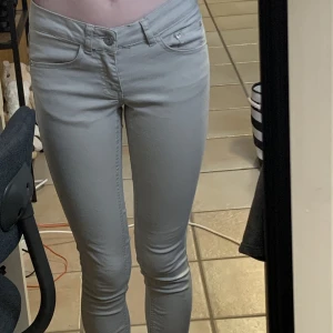 Lågmidjade jeans! - Lågmidjade jeans från bikbok! De finns inte längre att köpa! Köpta på second hand men är sparsamt använda och i fin kvalitet. Endast använda en gång i min ägo.💕😍Här av dig om du vill ha fler bilder eller veta midjemått!🥰