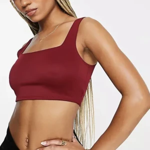 Topp / linne - Vinröd topp från ASOS i storlek UK6/S. Använd fåtal gånger. Skriv till mig privat vid intresse/fler bilder.