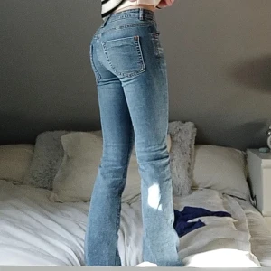 Jeans - Säljer dessa supersnygga jeansen då de aldrig kommer till användning. Mycket gott skick.💖midwaist (mina bilder)