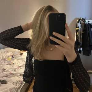 Kofta - En tunn jättefin kofta med ett fint mönster. Den är i bra skick då den knappt är använd! Skulle säga storleken är xs. 🫶🏼💗