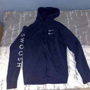 Nike swoosh kofta - Använd kofta, säljer den pga att jag inte har någon användning av den längre Priset kan diskuteras