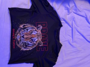 t-shirt magtröja - använd få gånger då jag aldrig haft tillfälle att använda den, då den e förliten vid brösten. 