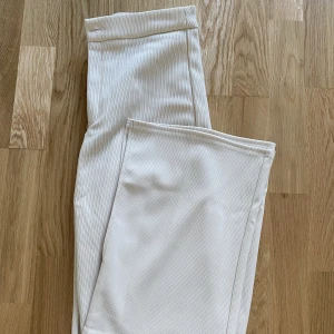 Byxor stradivarius - Helt oanvända, endast prövade. Jätte sköna byxor från stradivarius som tyvärr är lite små på mig. Slits nertill samt knapp & dragkedja upptill. Skriv för fler bilder, köpare står för frakt 💗