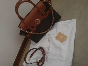 Michael Kors väska - Oanvänd Michael Kors väska, inköpt ifrån Michael Kors butiken i Mall of scandinavia. 