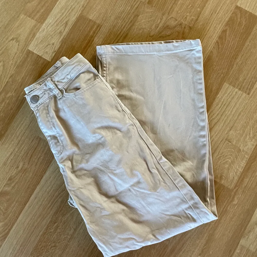 Fina Lindex jeans i barn storlek💕 säljer eftersom dom är för små! Tror jag köpte dom för 249kr. Andvända få gånger . Jeans & Byxor.