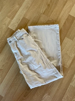 Fina Lindex jeans💕 - Fina Lindex jeans i barn storlek💕 säljer eftersom dom är för små! Tror jag köpte dom för 249kr. Andvända få gånger 
