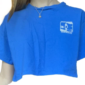 Croptop  - Jättecool croppad T-shirt💙Använd 1-2 gånger så den är i nästan nyskick! :) kontakta mig innan köp🫶