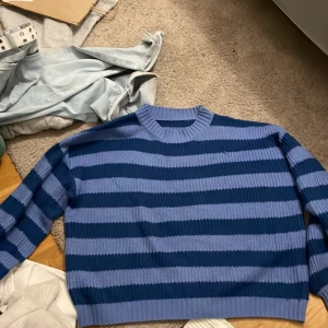 randig tröja - säljer dnena randiga tröja då den nt är min stil längre, säljer för 100kr men kan diskutera pris❤️