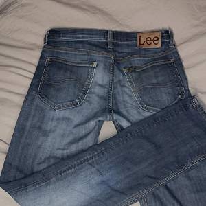 Lågmidjade jeans från lee i en rak modell, säljer då det är försmå (mycket bra skick) passar mig längdmässigt då jag är 170