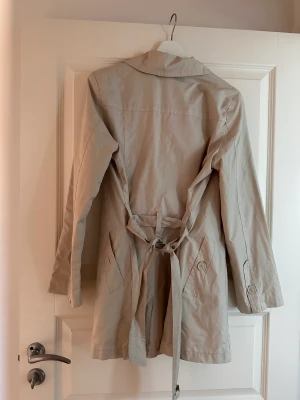 Kort trench coat  - Aldrig använd ❤️