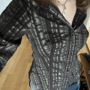 Snygg figursydd randig brun skimrade skjorta  - Så snygg figursydd randig skjirta i skimrande bruna färger!