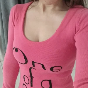 Rosa långarma klänning 34 - En rosa långarma klänning. Storlek 34 i nytt skick. Aldrig använd.