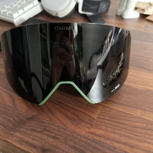 Chimi - Chimi skidglasögon, använda en resa finns små repor på linsen men inget som märks när man använder dem. Tillhörande påse finns. Öppen för offers :)