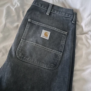 Carhartt Jeans  - Hej, Säljer ett par riktigt fina Carhartt Jeans, köptes förra hösten använda några gånger. Riktigt fet grå wash 