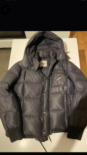 Moncler jacka  - Moncler jacka i fint skick! Storlek 4 som motsvarar large ungefär. Inga hål eller annat! Finns i centrala Stockholm eller postas spårbart om så önskas.