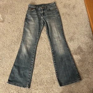 Blåa lågmidjade jeans  - Så fina utsvängda lågmidjade jeans!!🥰🥰