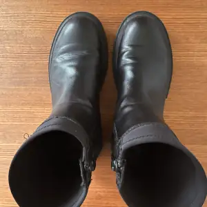 Svarta boots i bra skick från Zara. Storlek 36. 