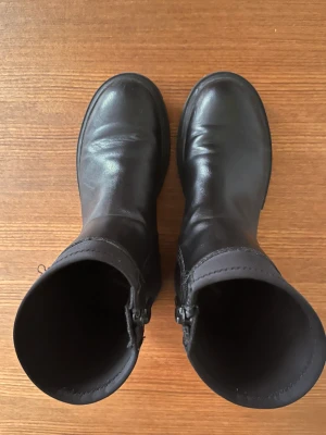 Zara svarta boots - Svarta boots i bra skick från Zara. Storlek 36. 