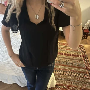 Snygg blus  - Säljer min snygga blus som köptes på Arkivet. Perfekt för middagar!!❤️💞💞💗