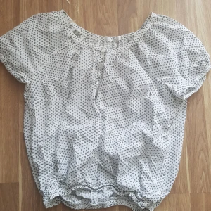 Blus - Vit blus med svarta prickar. Strl 50. Endast provad