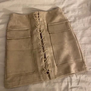 Kjol - Kjol i sammet, storlek S. Pris 100kr 💕