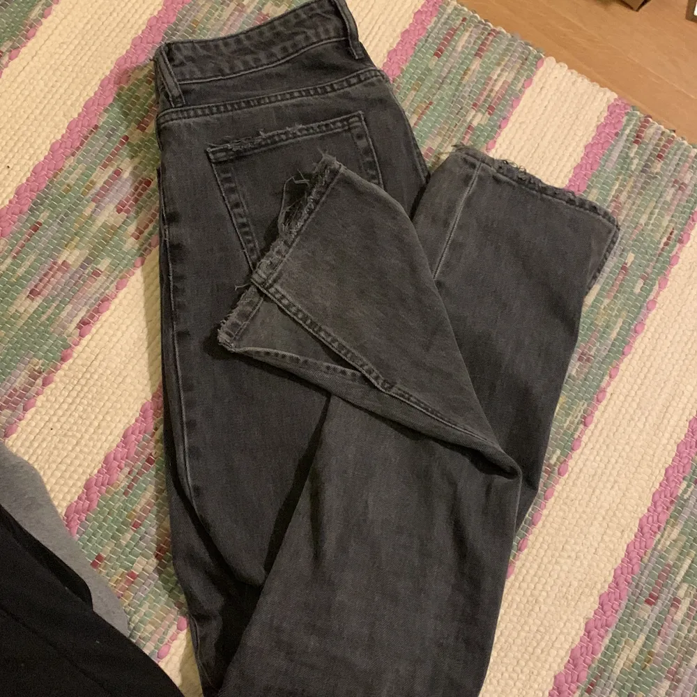 Sköna, lite långa men dunder snygga jeans från Zara. De är mörkgråa och har längst ner ett snitt.. Jeans & Byxor.