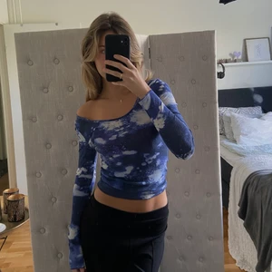 Topp - Snygg topp från bikbok med coolt mönster💙💜