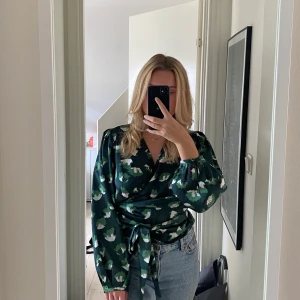 Blus  - Superfin mönstrad blus ifrån Twist and Tango. Ballongärmar med knyte i midjan. Använd 3 gånger. Passar alla storlekar.