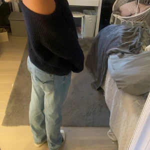 Jeans  - Säljer mina så snygga b.Young jeans, så snygga till hösten!  passar på mig som har 38. Så fint mönster på baksidan. Dom är i modellen straight skulle ja säga. Passar på mig som är 173 