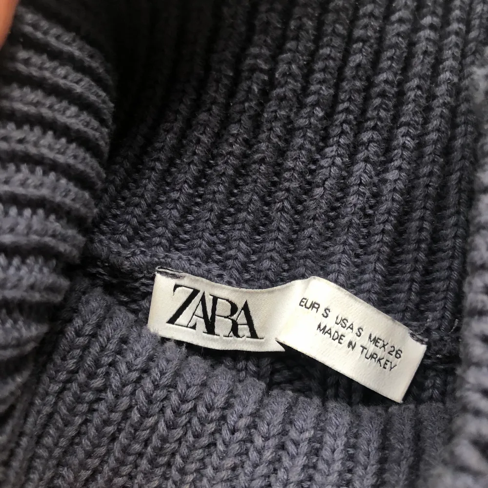 Fin blå grå stickad tröja från Zara! Använd några gånger men är i bra skick 💙. Stickat.