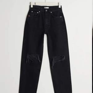 As balla jeans från Gina (model 90’s high waist) storlek 36 och passar mig med 36/38 super bra! Säljer för 140kr+ frakt (återkommer med pris på frakt privat) säljer även i blå! Kan eventuellt skickas med instabox!