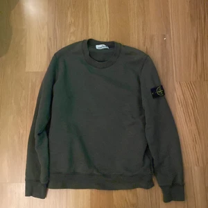 Stone island sweatshirt - Olivgrön Stone island tröja använd ett fåtal gånger Passar s/m Nypris: 2100