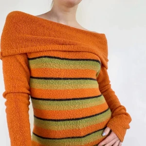 Offshoulder stickad tröja - Offshoulder stickad tröja. Precis köpt den i fint skick men den passade inte min stil. Jättemjuk och härlig. ❤️ Lånade bilder. 