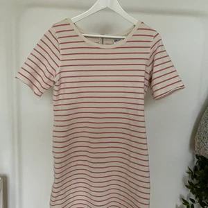 💓💓💓Rosa vit randig klänning💓💓💓 - Rosa vit randig klänning i storlek M. Klänningen är inte använd många gånger och är i välldigt bra skick💞💞