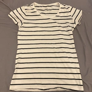 Randig T-shirt  - Fin randig t-shirt. Säljs pga kommer inte till användning. Tröjan är enbart testad. Finns inga märken eller hål.  PRIS GÅR ATT DISKUTERA 