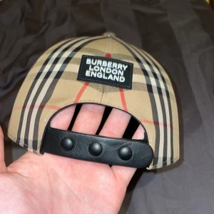 Burberry keps - Väldigt fin burberry keps i storlek M. Köpt för 3000 i England för 3 månader sen. Säljer pga ingen användning 