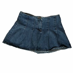 JEANSKJOL - BLÅ JEANSKJOL                                     SKICK: Kjolen är i bra skick och har inge defekter                                MÅTT: Midjemått: 73cm Längdmått: 33cm              