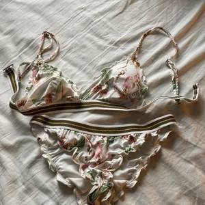Mönstrad bikini - Så fin från Hm , lappen är borta men skulle säga att den är i xs. Pris 30kr+frakt (frakten ligger på 13kr)