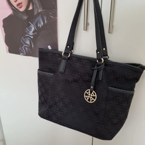 Handväska från Åhlens💫 - Praktisk och mjuk handväska från Åhlens i bra skick💗 Har även fickor på utsidan på sidorna. Perfekt storlek för att gå ut eller ta med till jobbet/skolan! Pris kan diskuteras ❗️Köp inte direkt, jag tar swish❗️