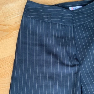 Kostymbyxor, navelhög midja 😋 - Köpa secondhand, bra skick! Sitter snyggt. 