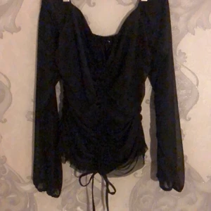 Svart blus - Fint svart blus för alla tillfällen. Passar för både storlek S/M. Lite stickade bra🦋