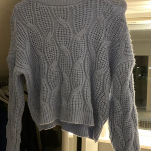 stickad tröja - baby blå stickad tröja från shein. jättefin verkligen men har aldrig kommit till användning. skriv för bättre bilder!