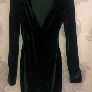 Festligt klänning  - Grön glensande klänning  Snyggt inför bilder (speciellt med flash ljuset på) perfekt om du gillar en mix av svart och grönt look