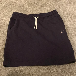 Gant kjol  - Gant kjol st 158/164, sitter som xs, tvättas innan jag postar, vill ha pengarna innan jag skickar iväg. Kjolen är i marinblå.